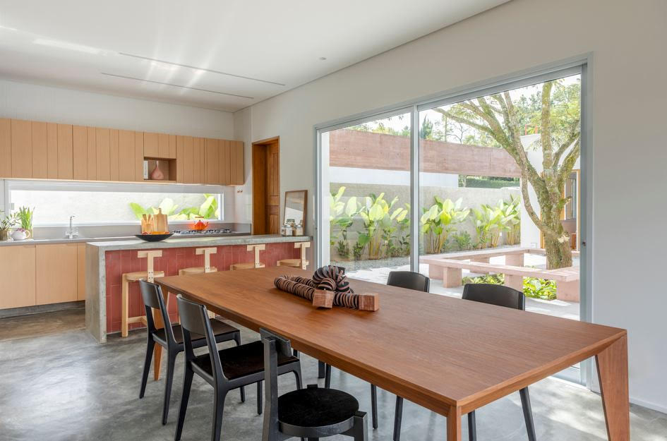 Em diálogo com a paisagem, projeto de residência em Cotia (SP) reflete o melhor da arquitetura paulistana