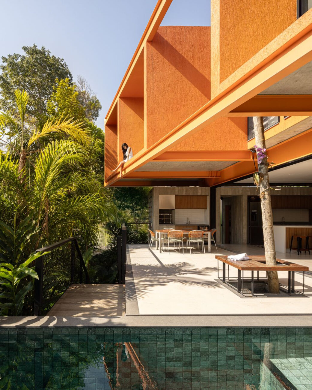 Casa Pupunha: a residência em Manaus projetada ao redor de uma palmeira nativa