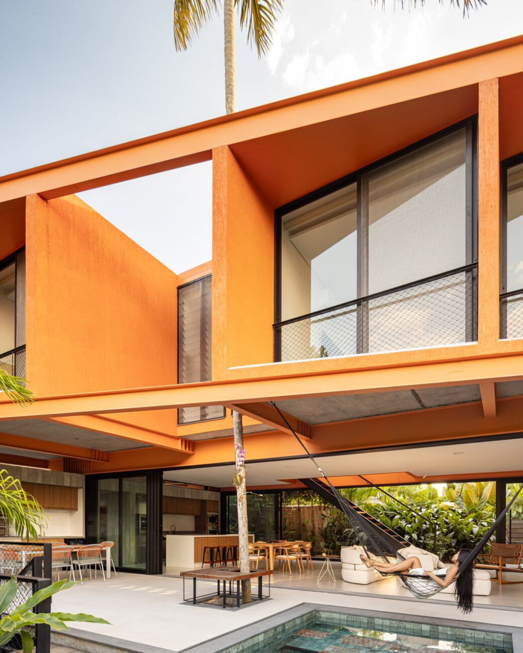 Casa Pupunha: a residência em Manaus projetada ao redor de uma palmeira nativa