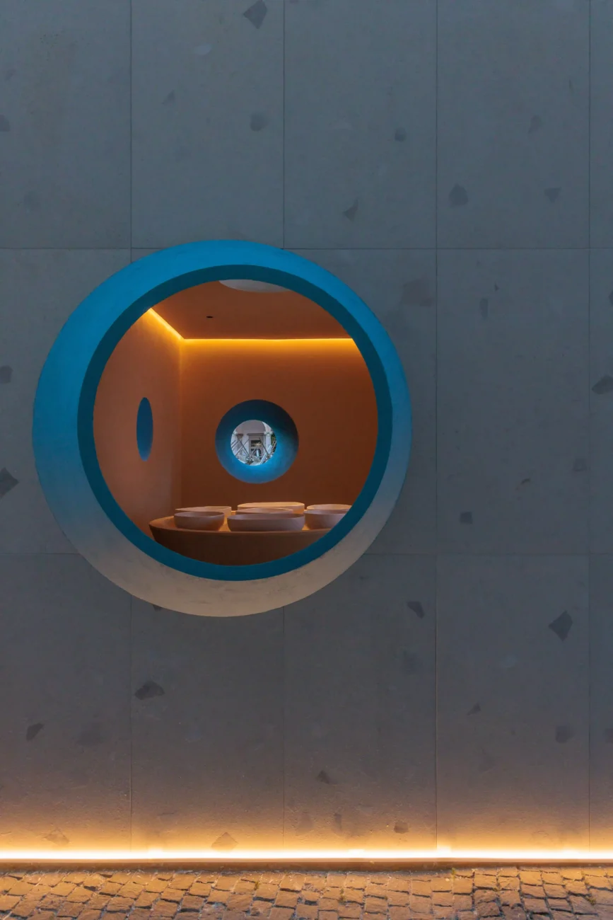 Quando a cerâmica deixa de ser objeto e vira luz em movimento