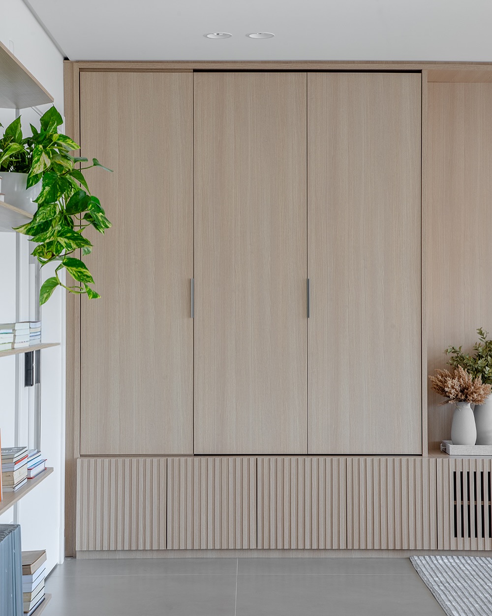 Chapeleira: 5 projetos que mostram como ter um hall de entrada funcional e elegante