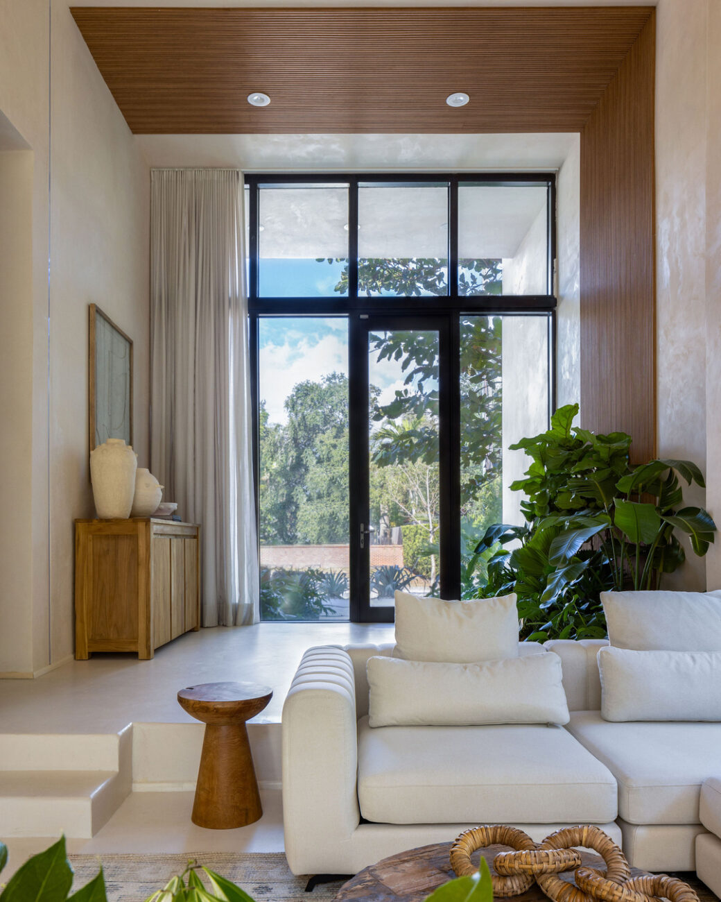 Design de interiores com estética de Tulum redefine o luxo em Miami com pedras, estuque e artefatos mexicanos