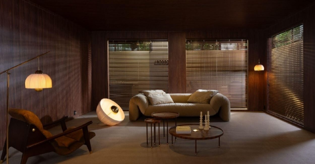 Espaço da BONNI na SP-Arte 2026 revestido com painéis Pau-Ferro da Duratex (Créditos: Cacá Bratke)