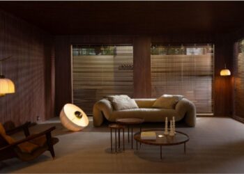 Espaço da BONNI na SP-Arte 2026 revestido com painéis Pau-Ferro da Duratex (Créditos: Cacá Bratke)