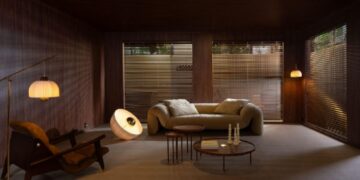 Espaço da BONNI na SP-Arte 2026 revestido com painéis Pau-Ferro da Duratex (Créditos: Cacá Bratke)