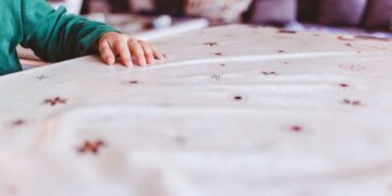 Indústria de colchões brasileira monitora impactos da crise geopolítica no abastecimento nacional