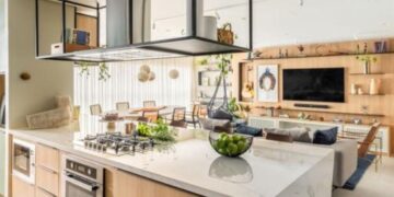No projeto que realizou para morar com sua família, o arquiteto Bruno Moraes relata sua preferência por ambientes integrados, uma vez que gosta de recepcionar bem e estar em contato com as visitas a todo o momento. Entretanto, em situações pontuais, ele também lançou mão de divisórias que ajudam na dinâmica do apartamento | Projeto BMA Studio | Foto: Guilherme Pucci