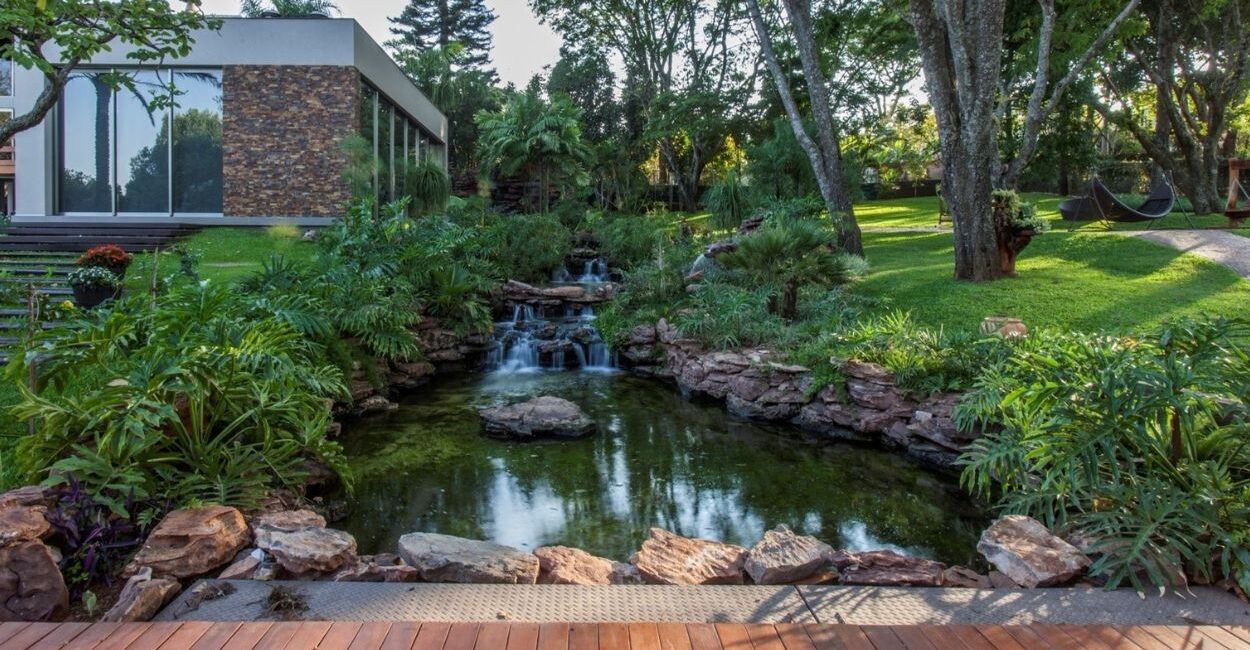 O som da água, a textura das pedras, a variedade de tons das espécies e os aromas do jardim são alguns exemplos de sensações | Projeto de paisagismo: Depieri Paisagismo | Projeto de arquitetura: MAAI Arquitetura | Foto: Clausem Bonifacio