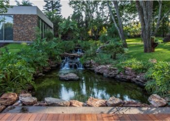 O som da água, a textura das pedras, a variedade de tons das espécies e os aromas do jardim são alguns exemplos de sensações | Projeto de paisagismo: Depieri Paisagismo | Projeto de arquitetura: MAAI Arquitetura | Foto: Clausem Bonifacio