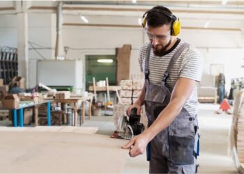 Alumínio e vidro substituem MDF em cozinhas e banheiros: resistência, limpeza e um novo padrão de projeto