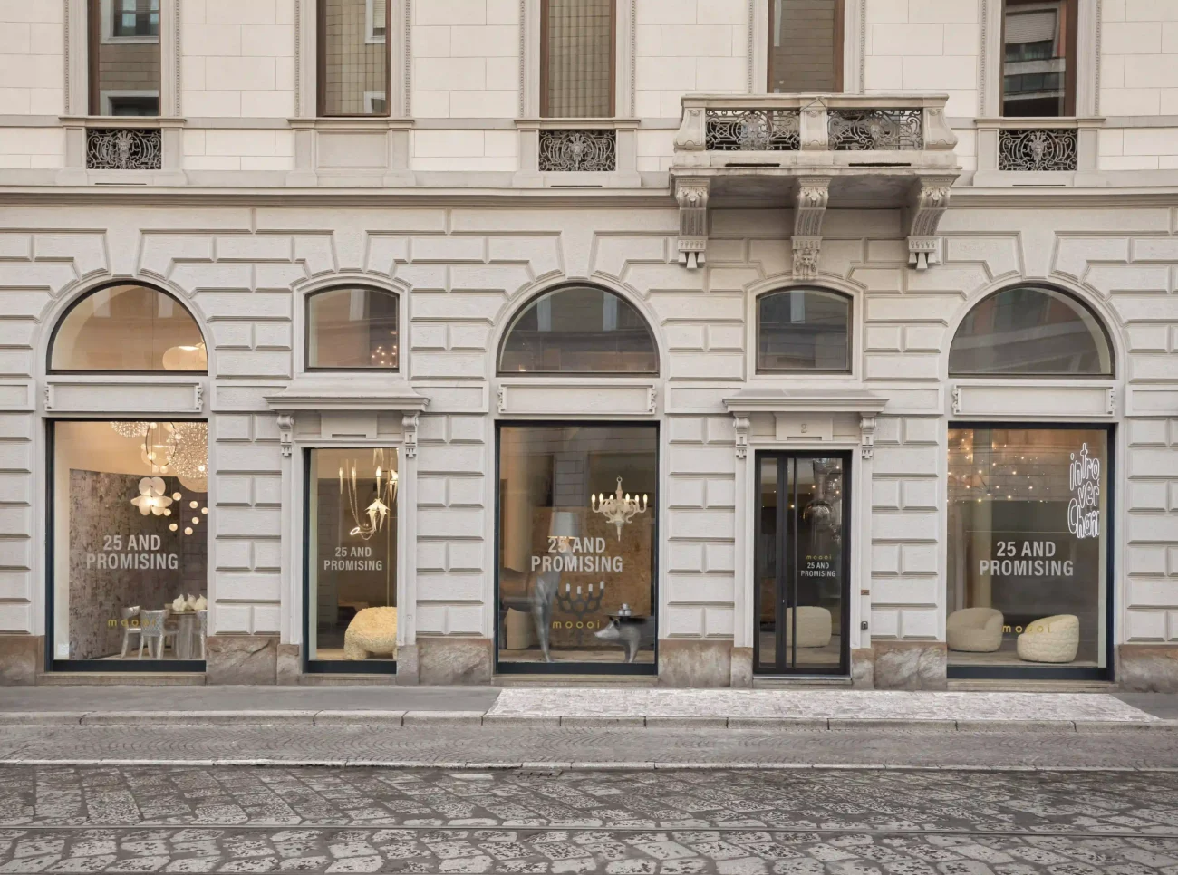 Moooi na Milan Design Week 2026 celebra 25 anos com ambiente imersivo, prata e lançamentos de Yves Béhar e Andrés Reisinger