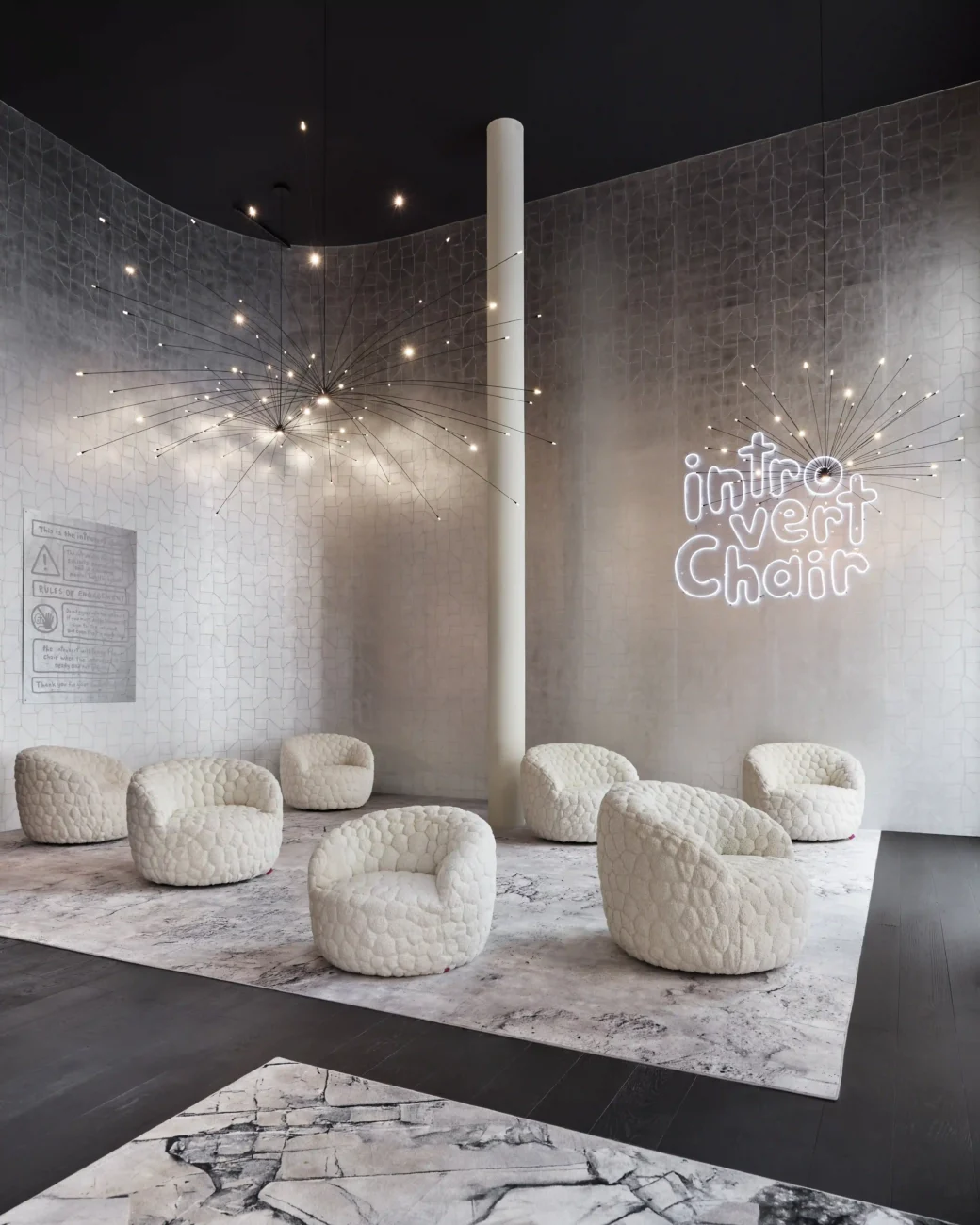 Moooi na Milan Design Week 2026 celebra 25 anos com ambiente imersivo, prata e lançamentos de Yves Béhar e Andrés Reisinger