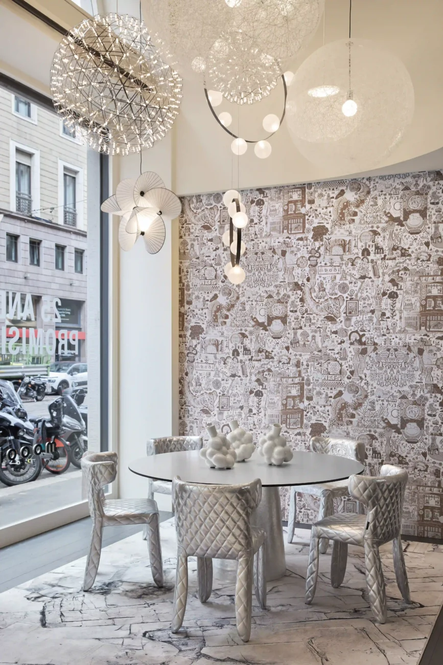 Moooi na Milan Design Week 2026 celebra 25 anos com ambiente imersivo, prata e lançamentos de Yves Béhar e Andrés Reisinger