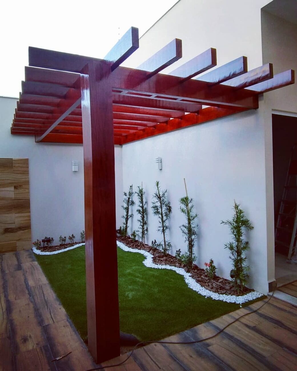 Pergolado de Canto: a estrutura que resolve o cantinho ocioso e vira o ponto focal do jardim