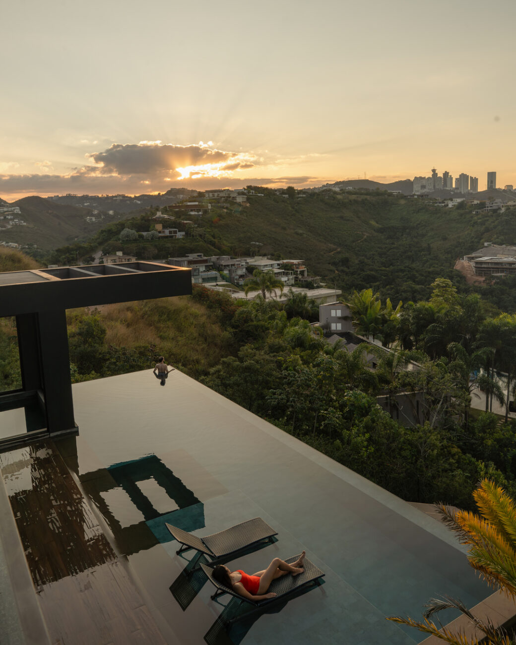 Casa do Vale: a residência de 1408 m² que transformou um desnível de 27 metros em experiência de morar