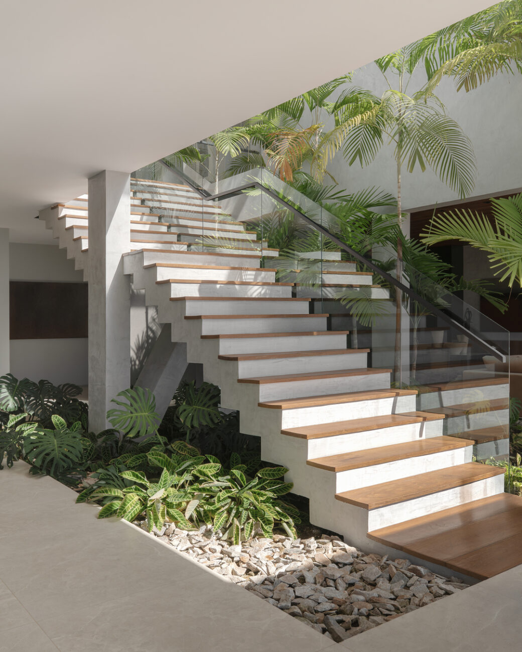 Casa do Vale: a residência de 1408 m² que transformou um desnível de 27 metros em experiência de morar