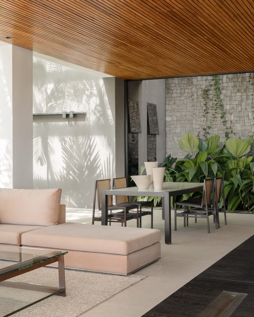 Casa do Vale: a residência de 1408 m² que transformou um desnível de 27 metros em experiência de morar