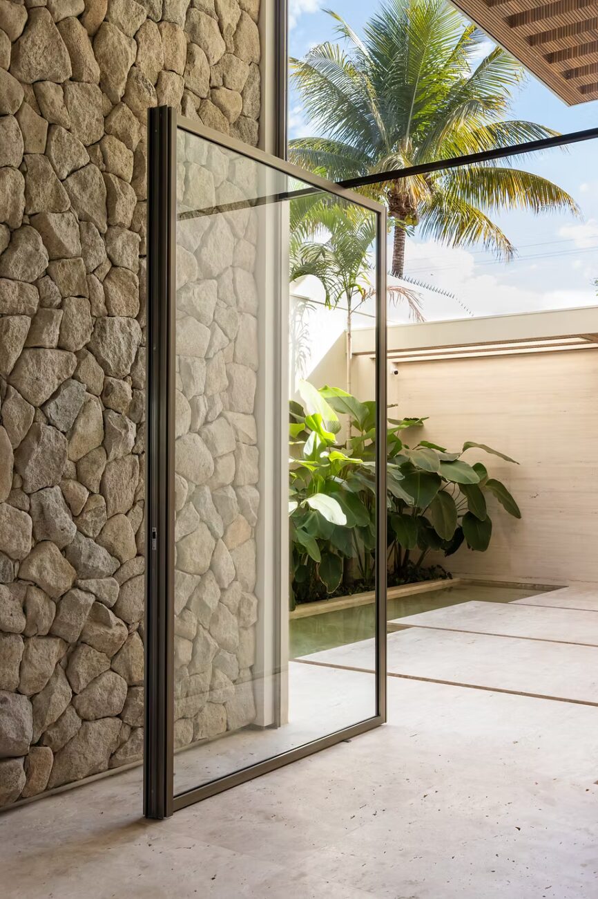 Casa em Brasília une luz natural, pedra e madeira em projeto de 989 m² no Lago Sul