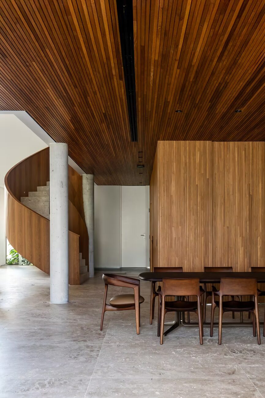 Casa em Brasília une luz natural, pedra e madeira em projeto de 989 m² no Lago Sul