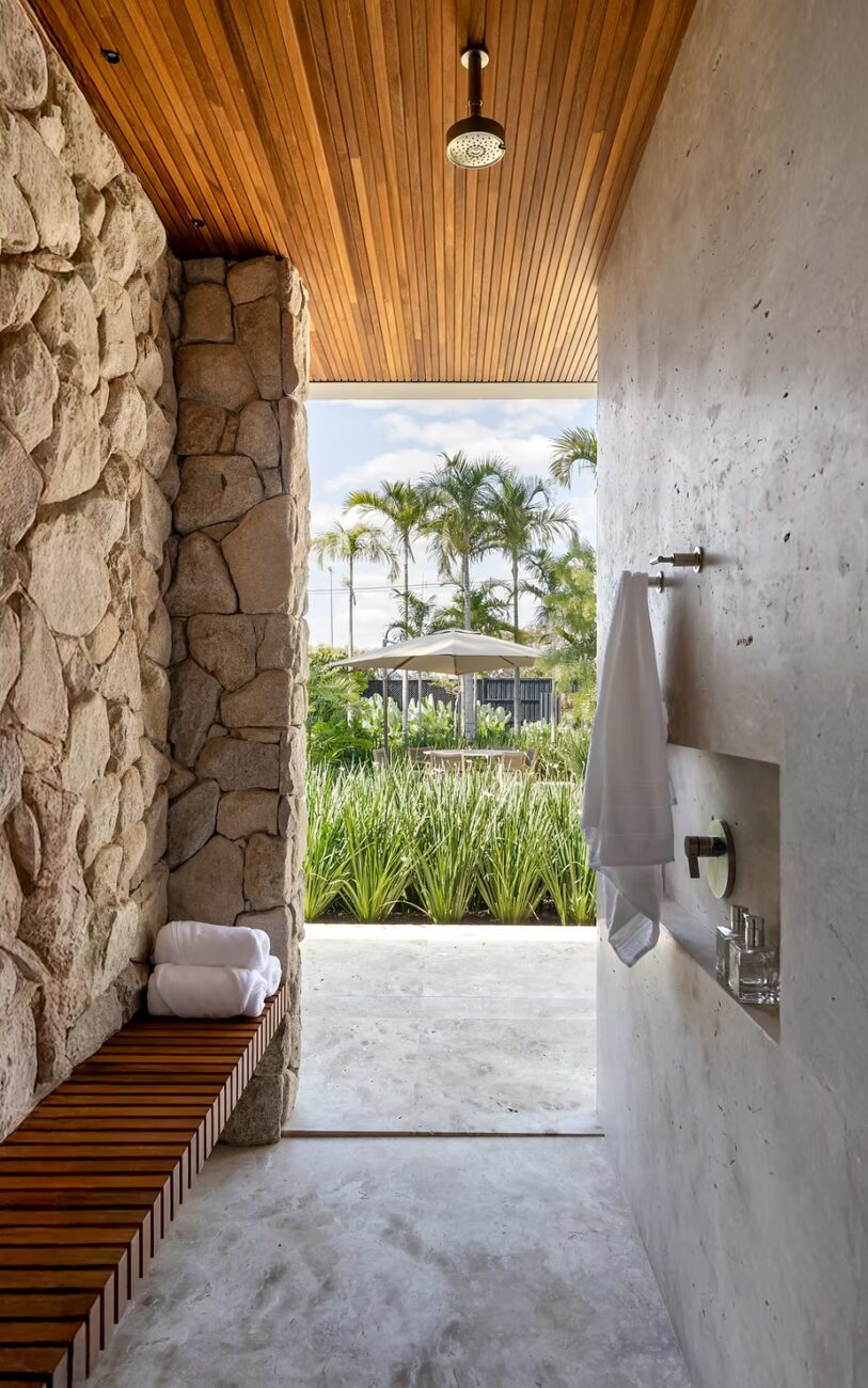 Casa em Brasília une luz natural, pedra e madeira em projeto de 989 m² no Lago Sul