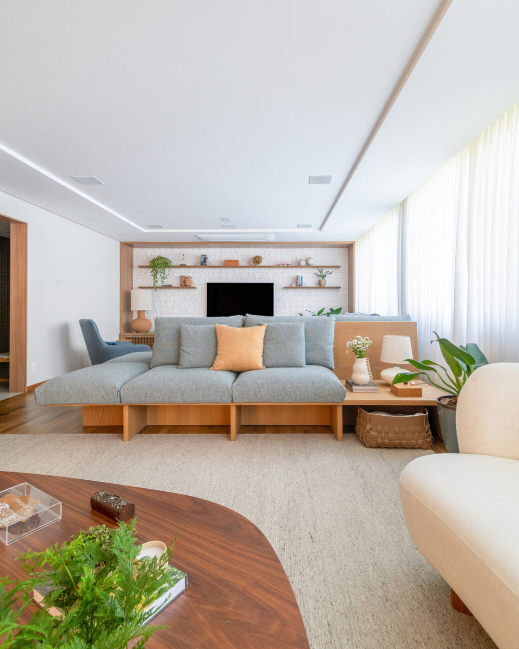 Retrofit no Morumbi: como um apartamento dos anos 1970 ganhou nova planta, cores e marcenaria sob medida