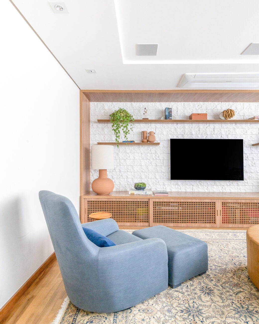 Retrofit no Morumbi: como um apartamento dos anos 1970 ganhou nova planta, cores e marcenaria sob medida