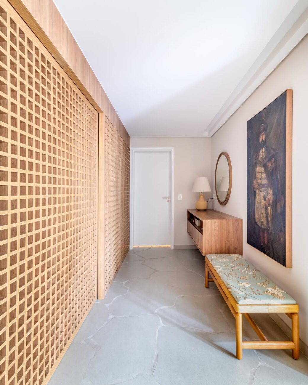 Retrofit no Morumbi: como um apartamento dos anos 1970 ganhou nova planta, cores e marcenaria sob medida