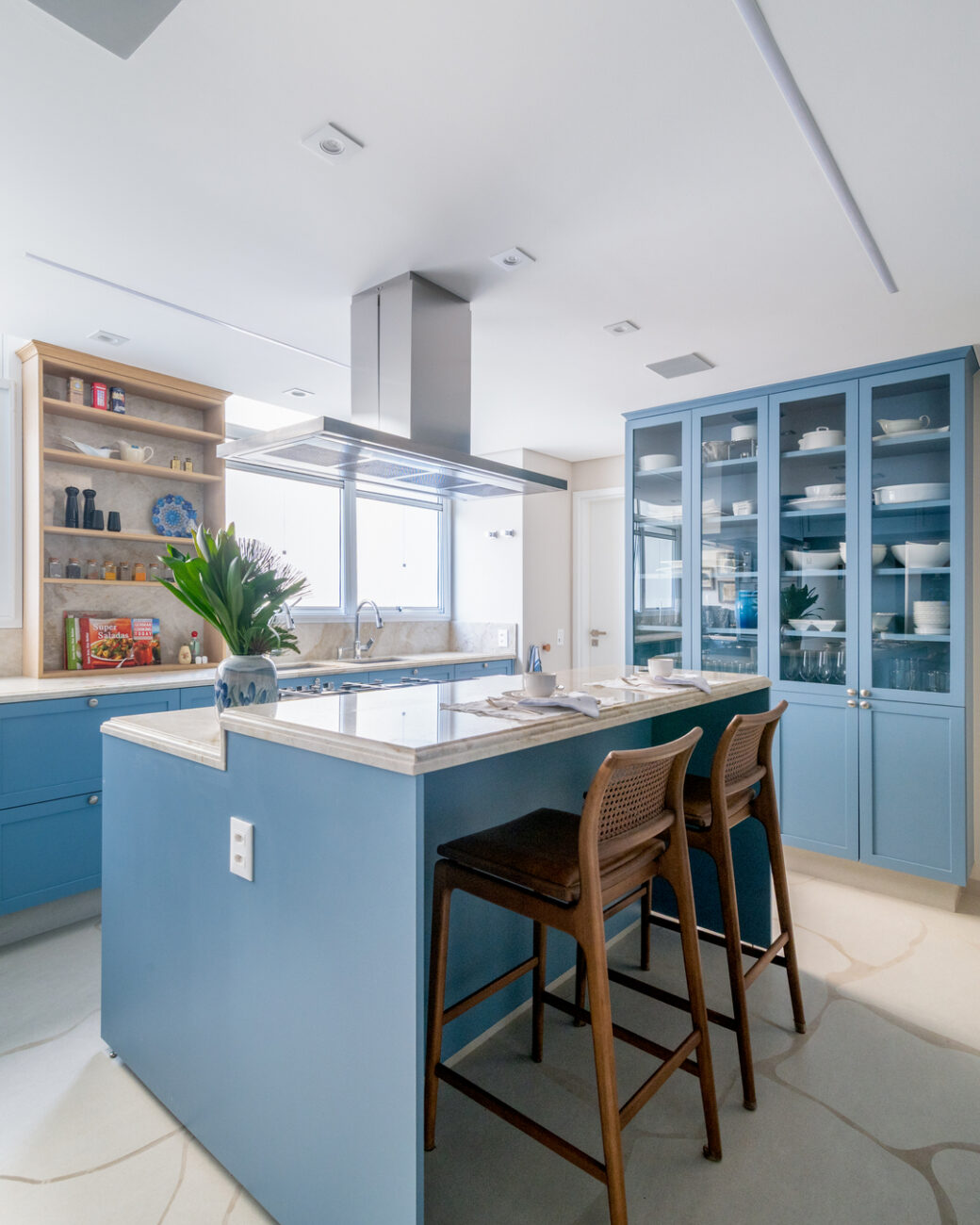 Retrofit no Morumbi: como um apartamento dos anos 1970 ganhou nova planta, cores e marcenaria sob medida