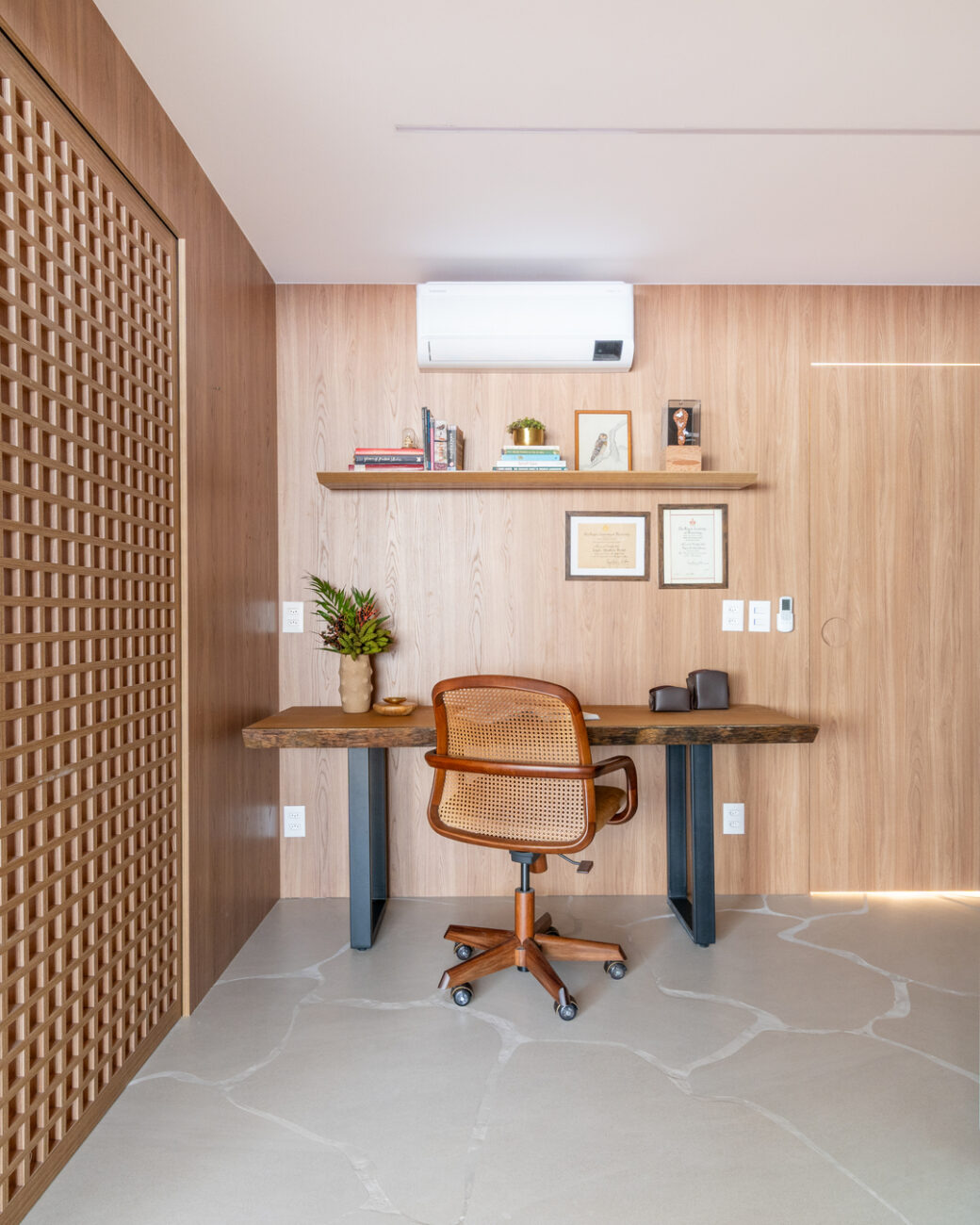 Retrofit no Morumbi: como um apartamento dos anos 1970 ganhou nova planta, cores e marcenaria sob medida