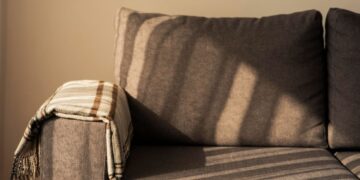 Tecido para sofá: qual escolher para deixar a sala mais aconchegante