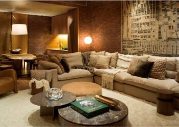 Do tijolo aparente à escolha das capas das almofadas, cada elemento deste ambiente produzido pela arquiteta Denise Barretto evoca uma tonalidade diferente dentro da paleta do marrom que torna o projeto mais aconchegante e requintado | Foto: Rômulo Fialdini