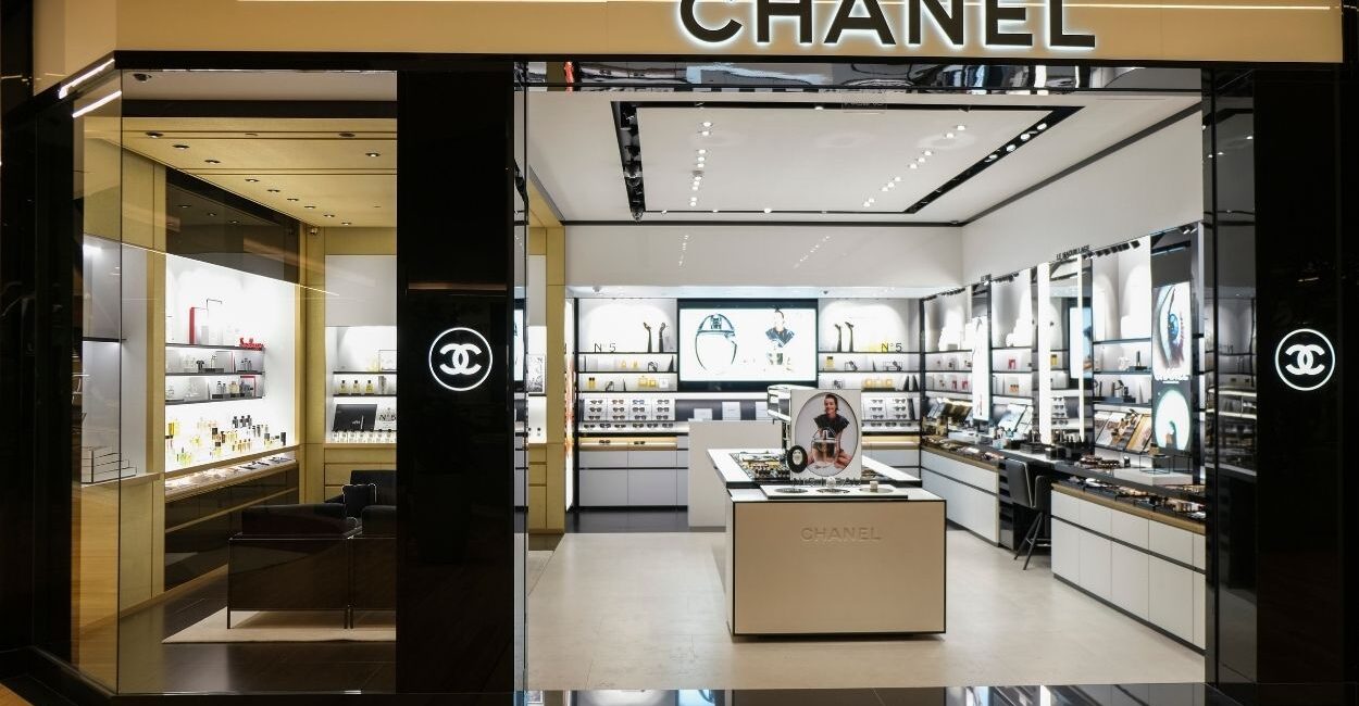 Com design assinado pela marca, as arquitetas Amanda Sitta e Bruna Barbo assinaram e nacionalizaram o projeto da loja Chanel Beauty, localizada no Shopping DiamondMall, da rede Multiplan, em Belo Horizonte (MG). Todo processo foi realizado com todas as etapas aprovadas pela grife | Projeto Sitta + Barbo | Foto: David Zoëga