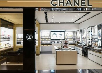 Com design assinado pela marca, as arquitetas Amanda Sitta e Bruna Barbo assinaram e nacionalizaram o projeto da loja Chanel Beauty, localizada no Shopping DiamondMall, da rede Multiplan, em Belo Horizonte (MG). Todo processo foi realizado com todas as etapas aprovadas pela grife | Projeto Sitta + Barbo | Foto: David Zoëga