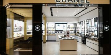 Com design assinado pela marca, as arquitetas Amanda Sitta e Bruna Barbo assinaram e nacionalizaram o projeto da loja Chanel Beauty, localizada no Shopping DiamondMall, da rede Multiplan, em Belo Horizonte (MG). Todo processo foi realizado com todas as etapas aprovadas pela grife | Projeto Sitta + Barbo | Foto: David Zoëga