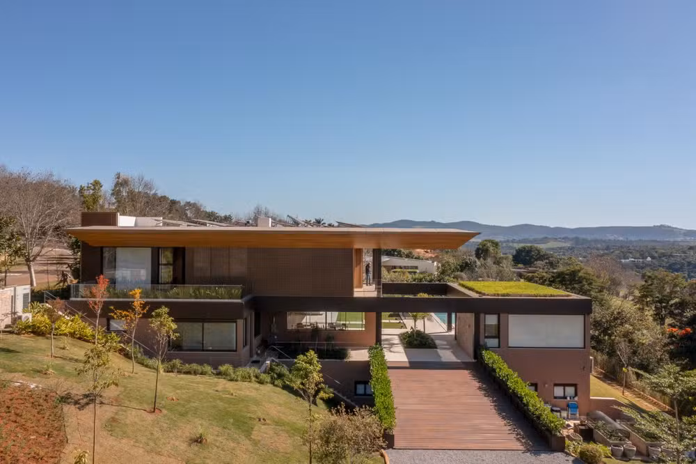 Orientação solar e implantação: como arquitetos posicionam os cômodos no terreno para eliminar o desconforto térmico antes da obra
