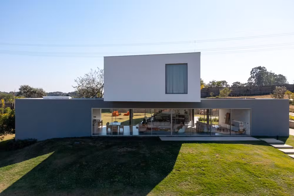 Orientação solar e implantação: como arquitetos posicionam os cômodos no terreno para eliminar o desconforto térmico antes da obra