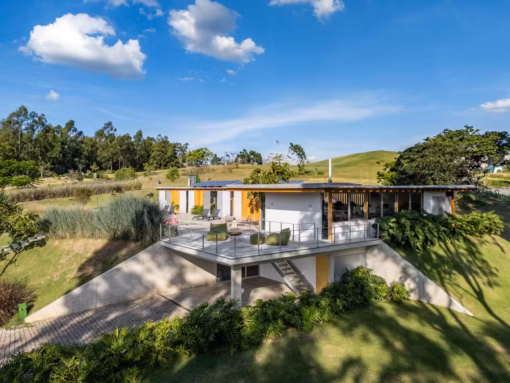 Orientação solar e implantação: como arquitetos posicionam os cômodos no terreno para eliminar o desconforto térmico antes da obra