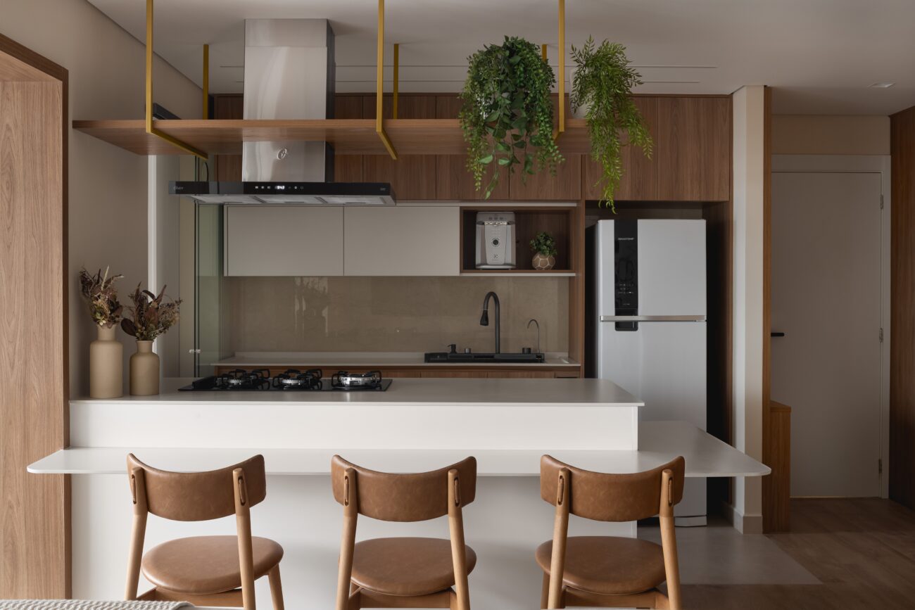 90 m² que parecem muito mais: o que essa integração de sala, varanda e cozinha nos ensina sobre escala