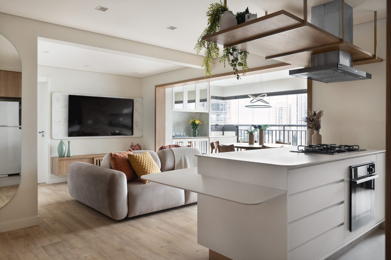 90 m² que parecem muito mais: o que essa integração de sala, varanda e cozinha nos ensina sobre escala