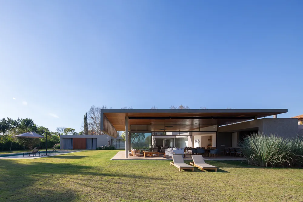 Orientação solar e implantação: como arquitetos posicionam os cômodos no terreno para eliminar o desconforto térmico antes da obra