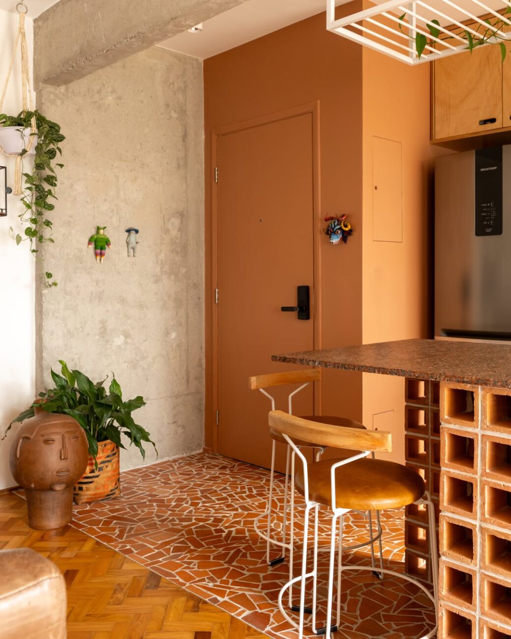 Apartamento na Vila Madalena ganha cozinha em terracota e piso de caquinhos em projeto de renovação