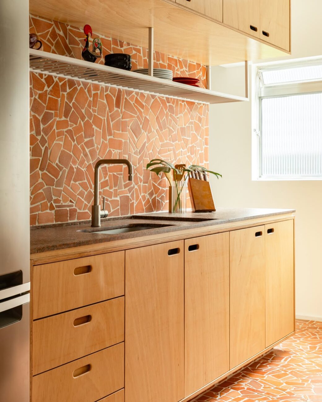 Apartamento na Vila Madalena ganha cozinha em terracota e piso de caquinhos em projeto de renovação