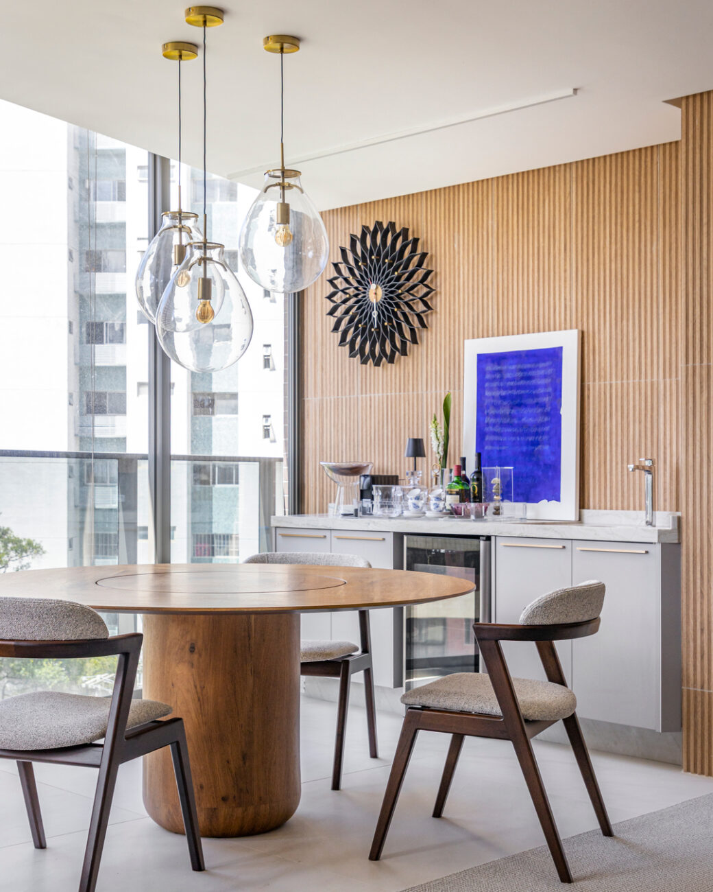 Apartamento reformado em Recife ganha integração, mármore e vista para o mar em 154 m²