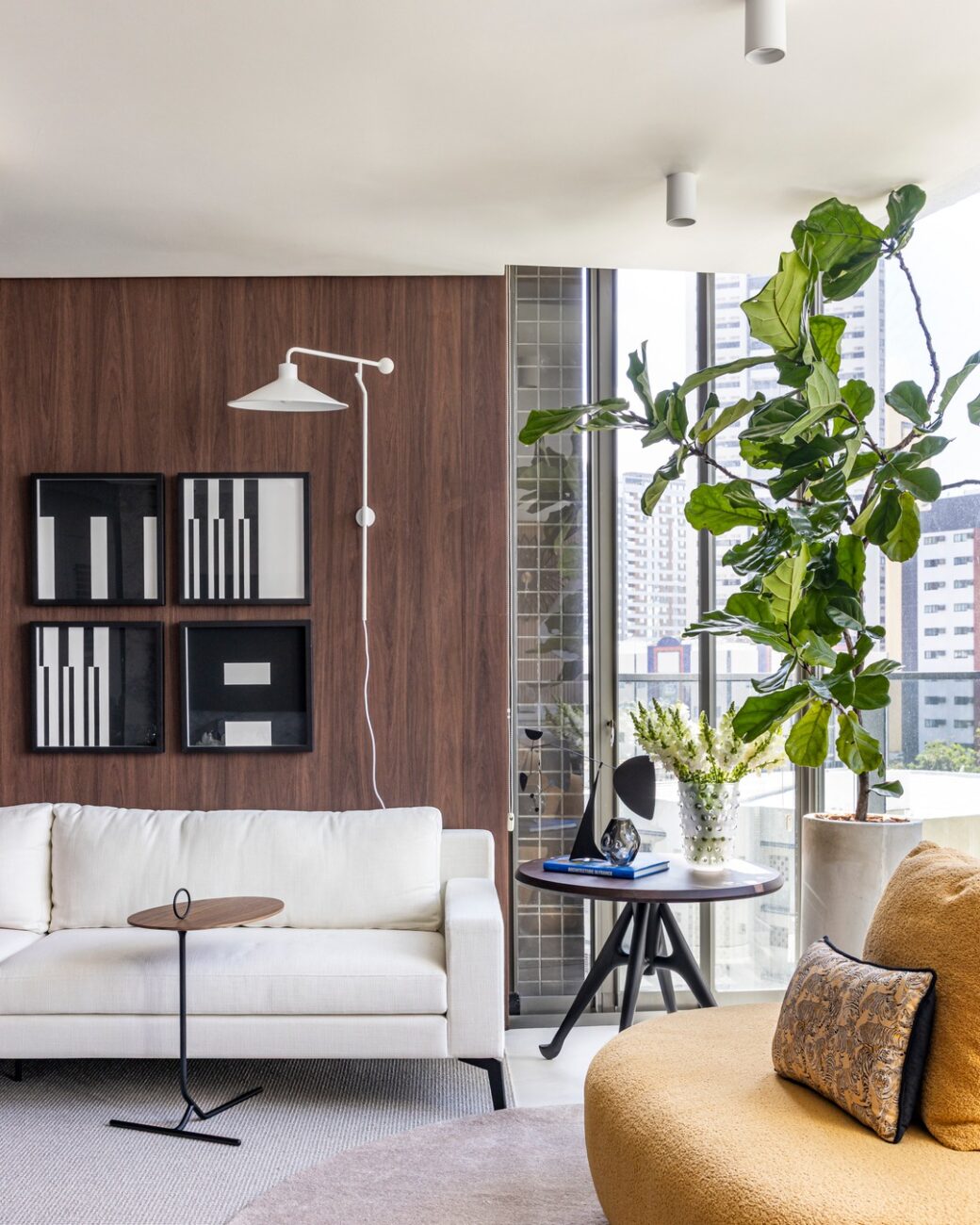 Apartamento reformado em Recife ganha integração, mármore e vista para o mar em 154 m²