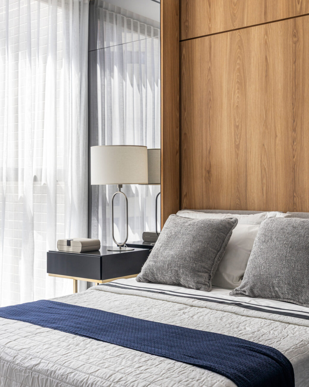 Apartamento reformado em Recife ganha integração, mármore e vista para o mar em 154 m²
