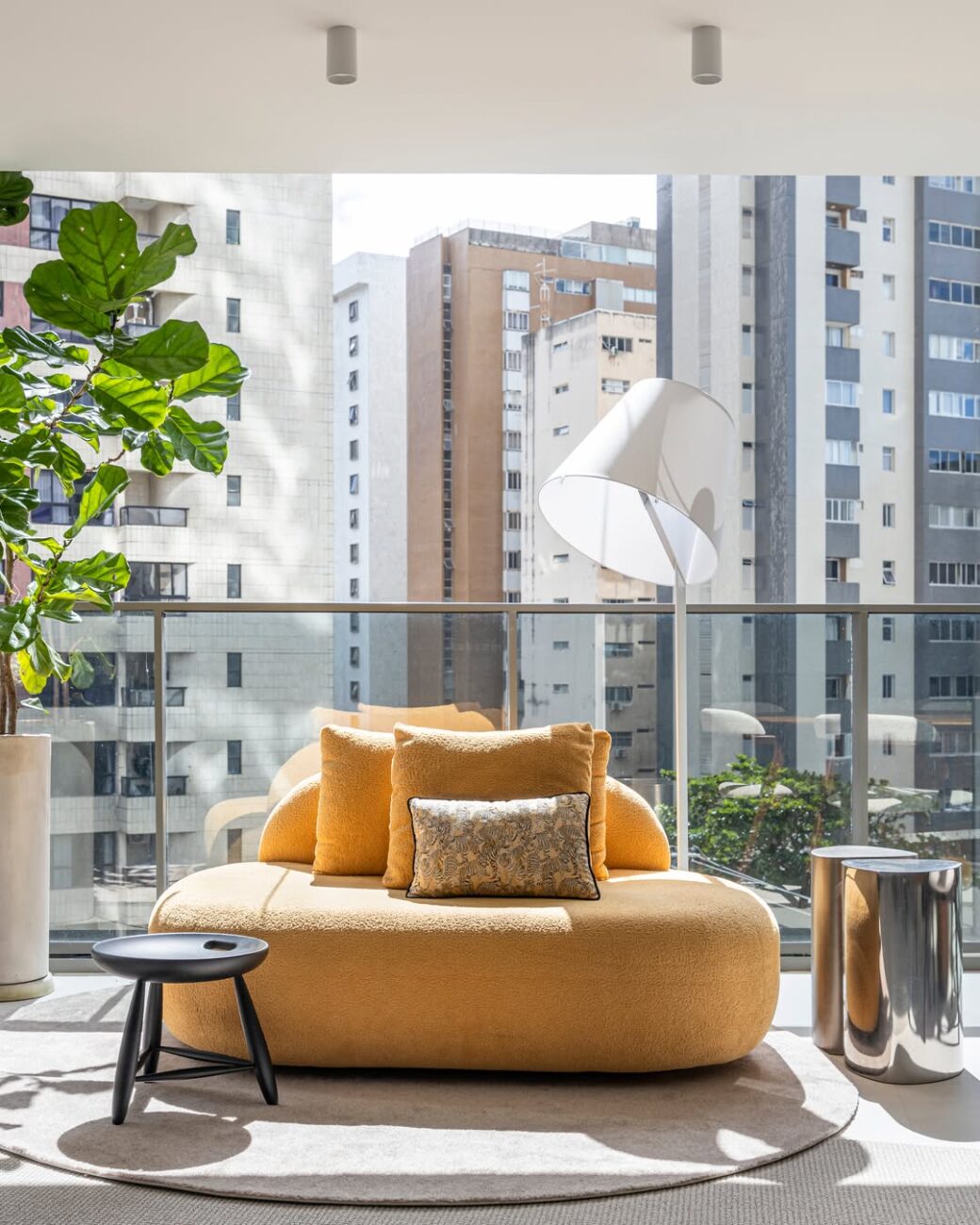 Apartamento reformado em Recife ganha integração, mármore e vista para o mar em 154 m²
