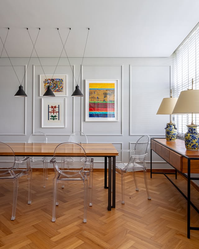Apartamento dos anos 1960 entre Ipanema e Copacabana é reformado com mármore colorido, muxarabi e arte brasileira