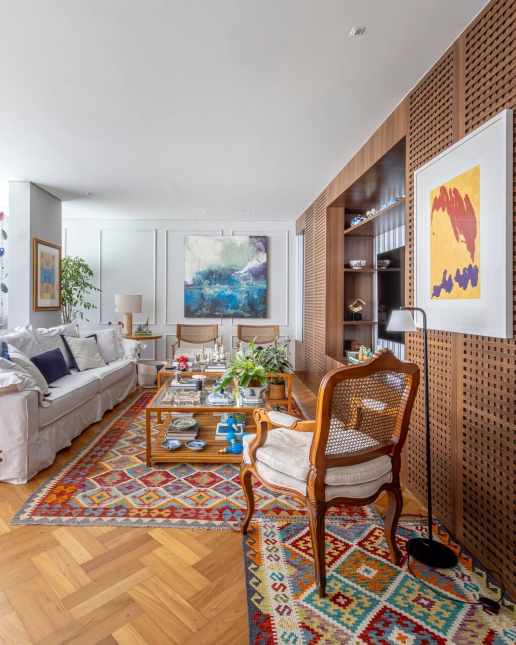 Apartamento dos anos 1960 entre Ipanema e Copacabana é reformado com mármore colorido, muxarabi e arte brasileira