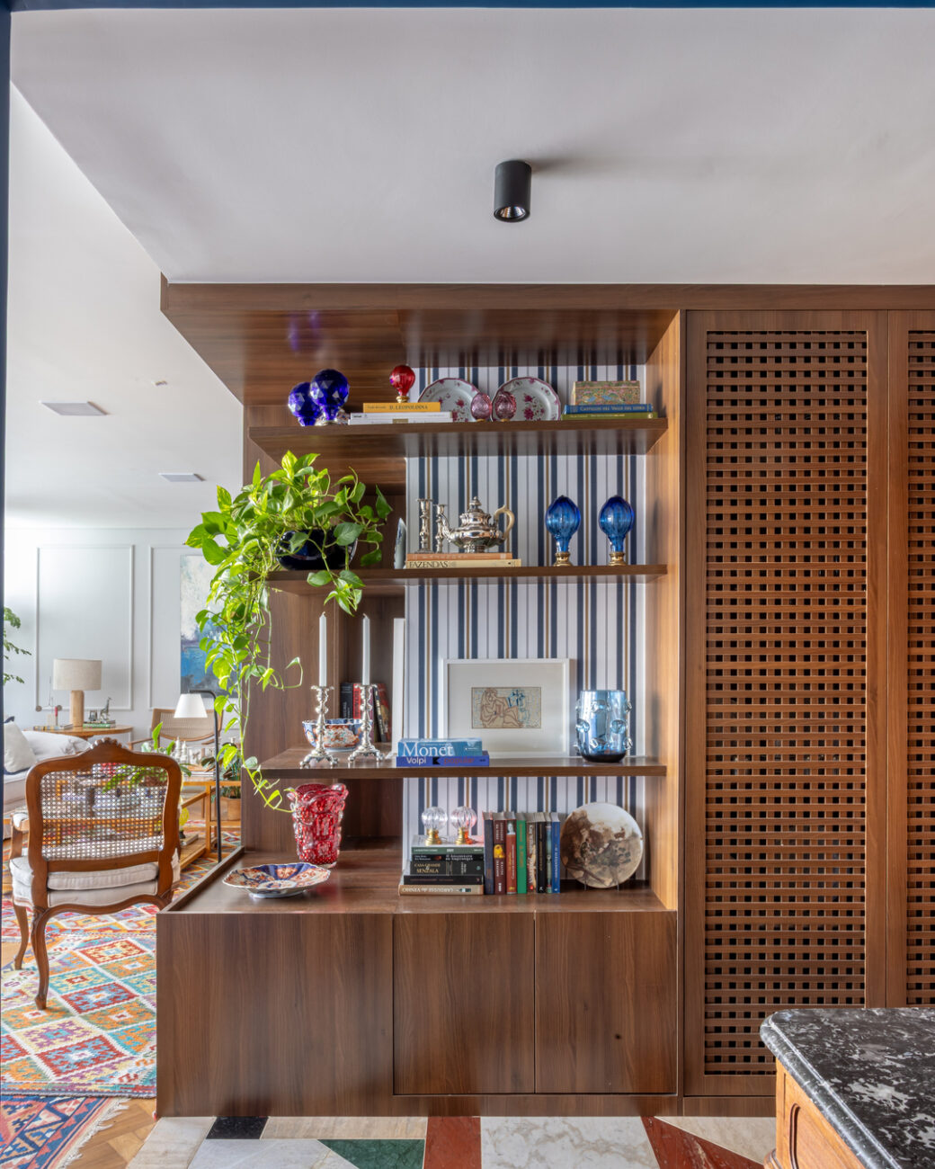 Apartamento dos anos 1960 entre Ipanema e Copacabana é reformado com mármore colorido, muxarabi e arte brasileira