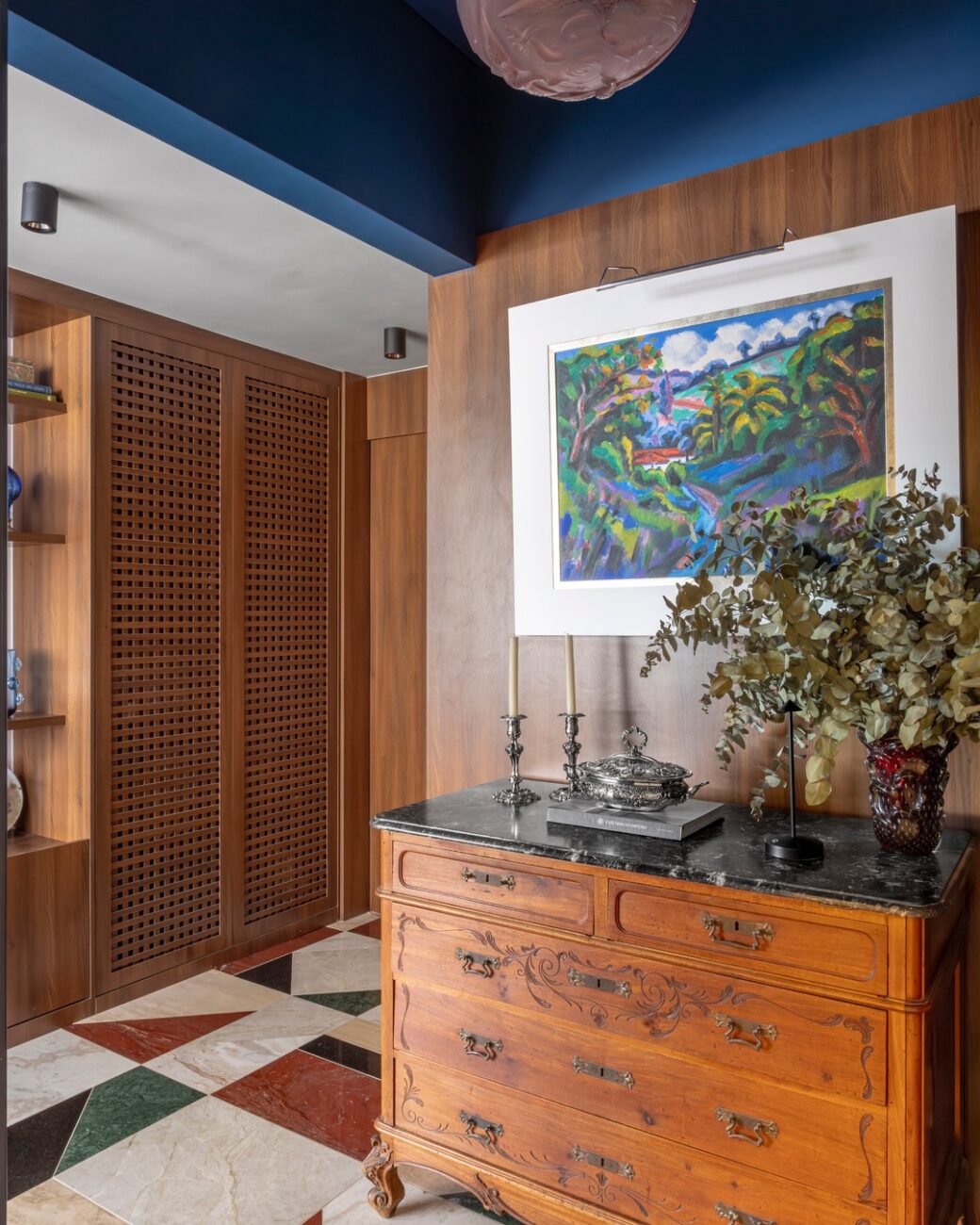 Apartamento dos anos 1960 entre Ipanema e Copacabana é reformado com mármore colorido, muxarabi e arte brasileira